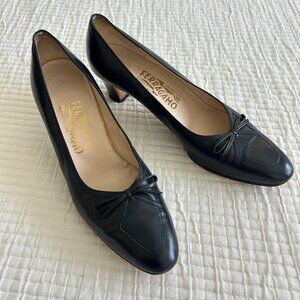 Salvatore Ferragamo Heels Navy Blue Vintage Leather Pumps Bow Detail Italian 9.5